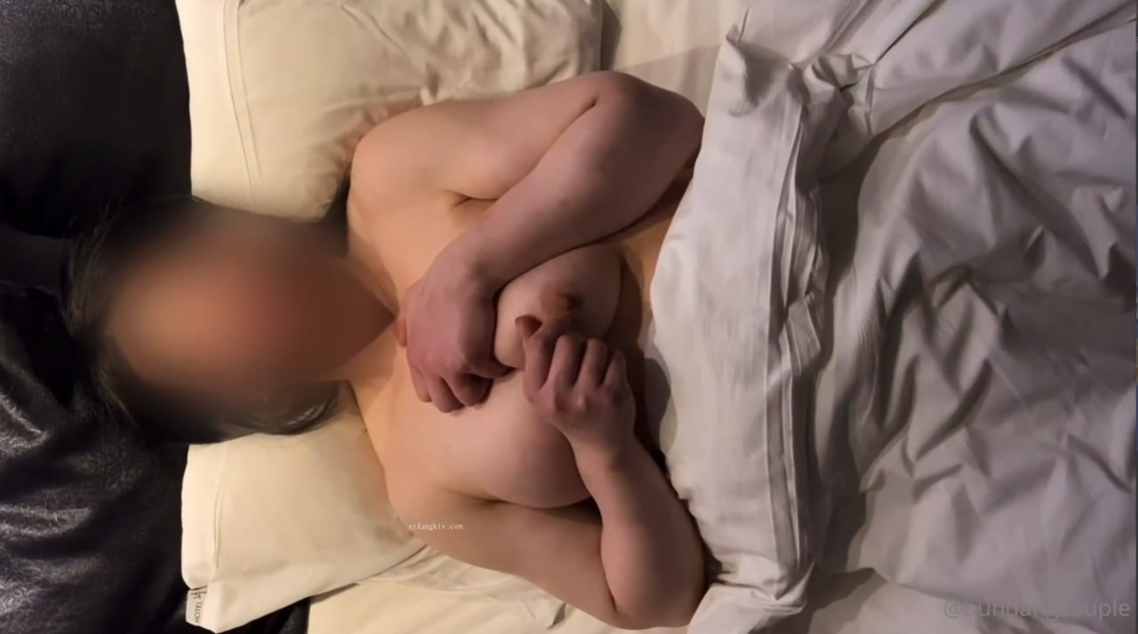 顶级美腿02年小姐姐！肉丝高跟鞋操逼 ，交叉姿势扭动细腰 ，换上牛仔裤后入 ，情趣椅子加持干无毛骚逼